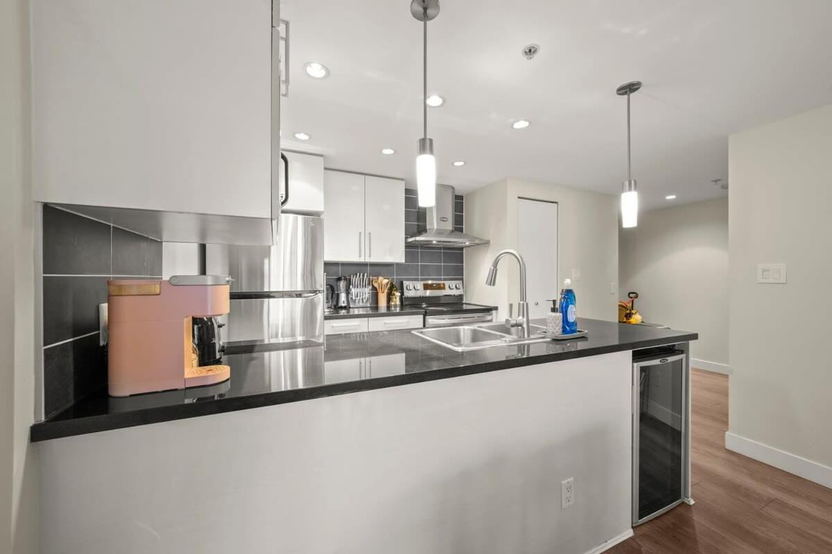 Dazzling Condo By Stadium Downtown With Free Parking Vancouver Exterior foto